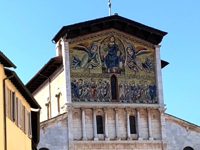 Basilica di S. Frediano on Piazza del Collegio400